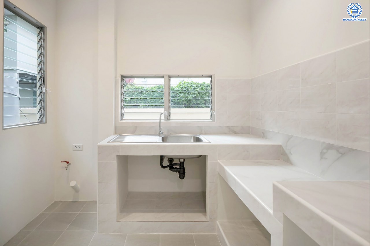 บ้านมือสองตกแต่งใหม่ คุณภาพแบรนด์ LH โครงการ ชัยพฤกษ์ ราชพฤกษ์-แจ้งวัฒนะ เนื้อที่ 58.4 ตร.ว. ฟังก์ชัน 3 ห้องนอน 3 ห้องน้ำ 2 ที่จอดรถ ภายในตกแต่งหรูหรา บนทำเลศักยภาพติดถนนราชพฤกษ์ เชื่อมสู่แจ้งวัฒนะได้อย่างรวดเร็ว และเพียง 10 นาทีถึงรถไฟฟ้า "สถานีบางรักใหญ่" จุดขึ้นทางด่วน "ศรีรัช" โรบินสัน ไลฟ์สไตล์ ราชพฤกษ์ และ โลตัส นอร์ธราชพฤกษ์